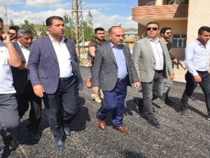 Yüksekova’da yol asfaltlama çalışması