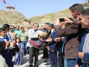 Köylüler ekmeğini Mehmetçik ile paylaştı