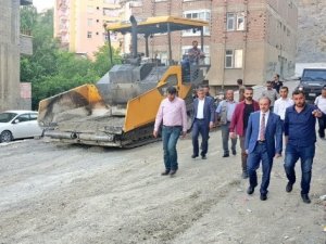 Hakkari’de yol asfaltlama çalışması