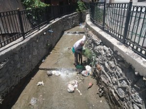 Hakkari'de Dere Yatakları Temizleniyor