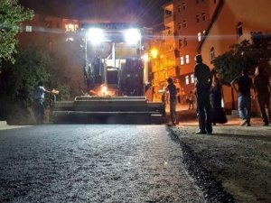 Hakkari’de asfalt çalışması gece de yapılıyor