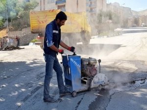 Hakkari’de bozuk satıhlı yollar onarılıyor