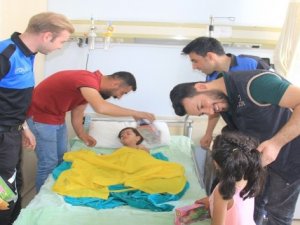 Hakkari polisi bu defa hasta çocukları sevindirdi