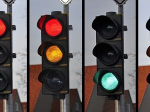 Kırmızı ışıkta geçen sürücüye emsal ceza