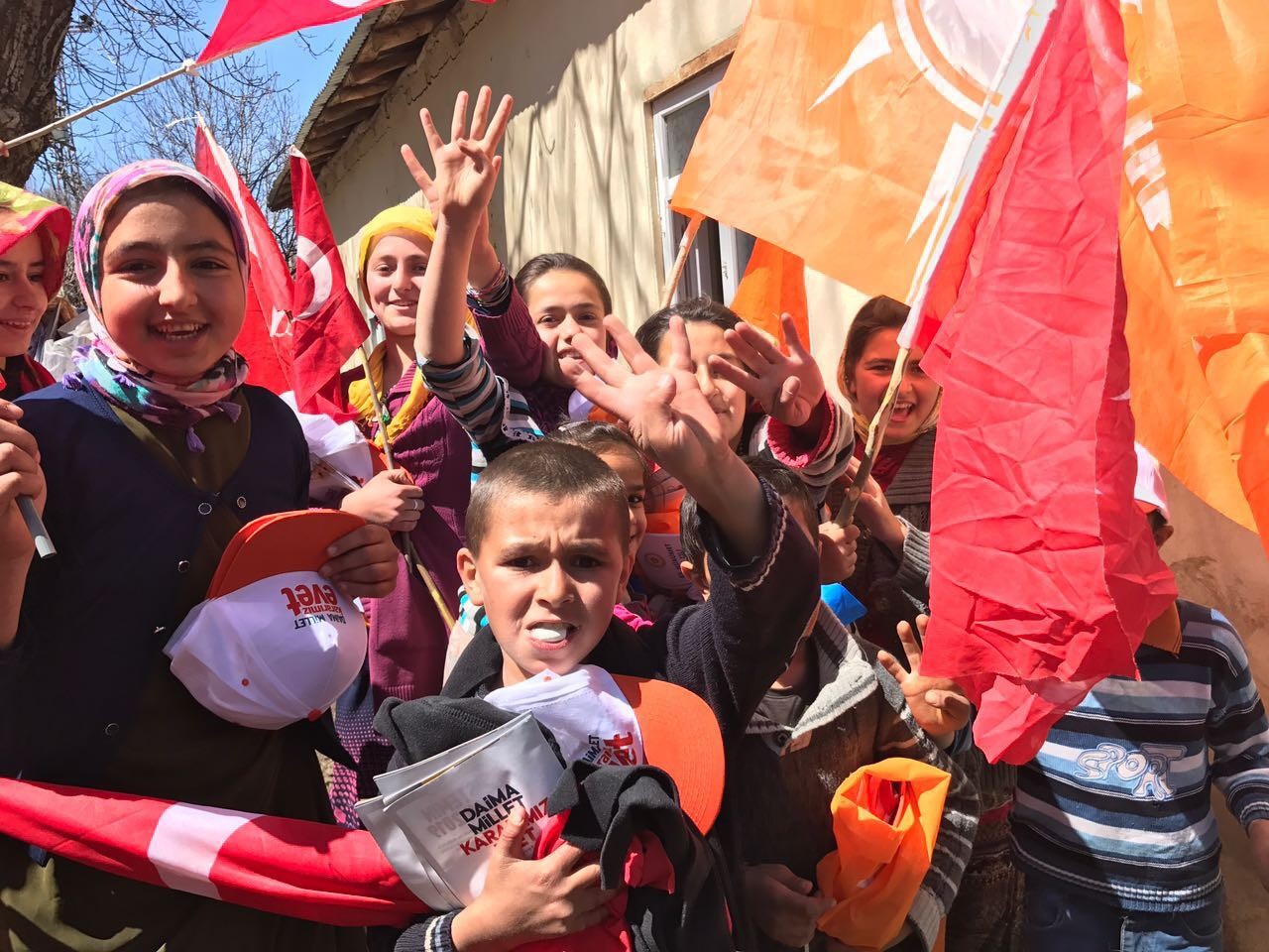 Özbek ve Algül sınırda Türk bayrakları ile karşılandı
