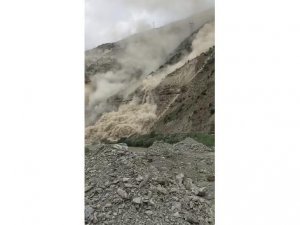 Toprak kayması böyle görüntülendi