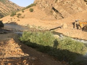 Sele kapılan asma köprüler yenileniyor
