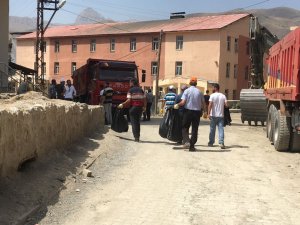 Hakkari Belediyesine Bağlı İŞKUR Personeli Çevre Temizliğinde