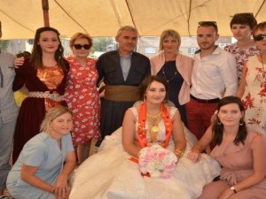 Yüksekova’ya gelen Fransalı geline görkemli düğün