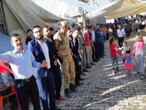 Sınırda Türk bayraklı düğün