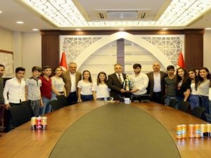 Vali Toprak Türkiye şampiyonlarını makamında kabul etti
