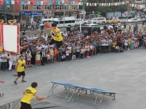 ‘Karizma Show’ ekibi Hakkari’de gösteri yaptı