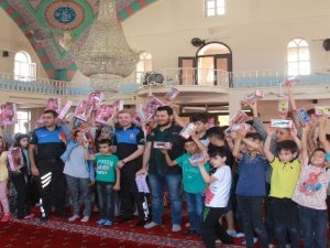 Hakkari polisi çocukları bilgilendirmeye devam ediyor