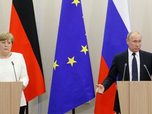 Merkel, Putin'le Erdoğan ile yapılacak görüşmeyi konuşacak