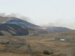 Hakkari’de anız yangını korkuttu