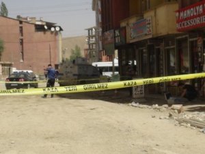 Sokak ortasında silahlı saldırıya uğradı