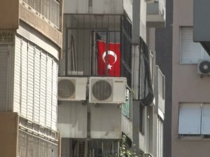 ABD’li papaz Brunson’un evine Türk Bayrağı asıldı