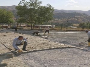 Okul müdürü kilit taşı döşedi, personeller destek verdi
