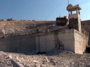 İdlib'te yer altına kurulan hastane Rus jetleri tarafından bombalandı