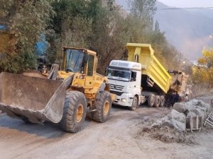 Hakkari'deki asfalt çalışması zor şartlar altında sürüyor