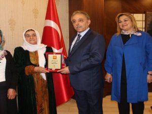 Peynir fuarının birincisi ödülünü Vali Toprak'tan aldı