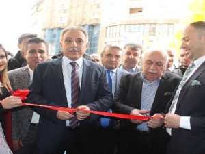 Vali Toprak, giyim mağazası açılışına katıldı