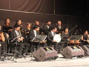 Omar Türk Müziği Hakkari'de konser verdi