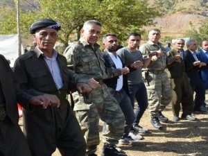 Aktütün'de asker vatandaş kol kola halay çekti