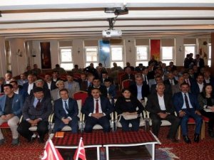 Vali Toprak Şemdinli'de muhtarlarla bir toplantı gerçekleştirdi