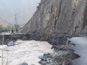 Hakkari Kırıkdağ köyünde sel: 6 işçi mahsur kaldı