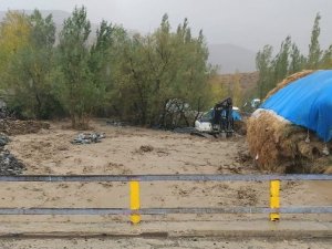 Yüksekova Adaklı köyü sel suları altında kaldı