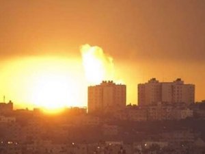 İsrail Gazze'de 4 katlı bir binayı vurdu
