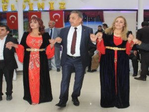 Vali Toprak'a halaylı veda gecesi