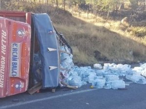 Şemdinli'de freni patlayan kamyonetin devrildi