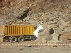 Derecik'te yaşanan göçükte 2 iş makinesi kullanılamaz hale geldi