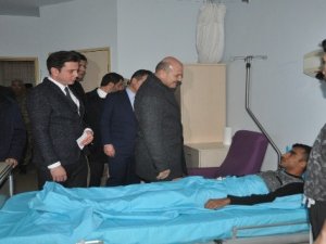 Bakan Soylu, Yüksekova'da tedavileri devam eden askerleri ziyaret etti