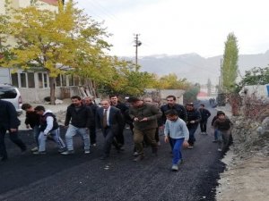 Hakkari Bağlarda asfalt çalışması sürüyor