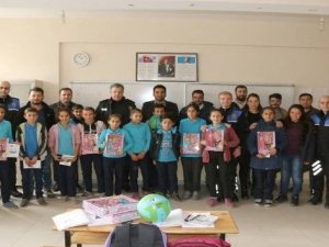 Hakkari polisi öğrencileri sevindirmeye devam ediyor