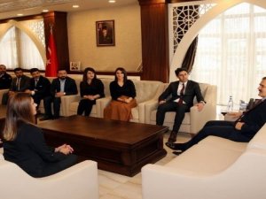 Reng-i Hakkari sanat topluluğun'dan vali Akbıyık'a ziyaret