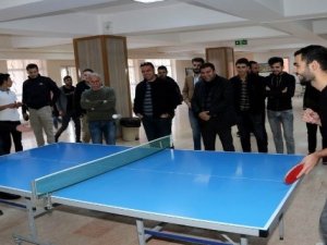 Vali Akbıyık, öğrencilerle masa tenisi oynadı