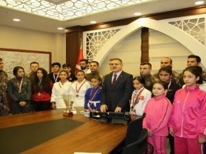 Başarlı sporculardan Vali Akbıyık'a ziyaret