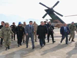 Hakkari Valisi Akbıyık, yeni ilçe Olan Derecik'te incelemelerde bulundu