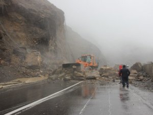 Hakkari-Van karayoluna kaya düştü