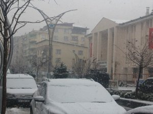 Hakkari kent merkezinde kar yağışı başladı