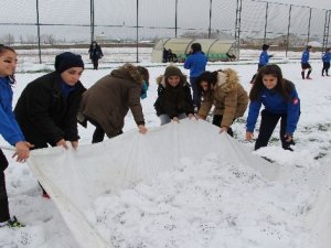 Kadın futbolcular kar temizle mücadelesinde bulundular