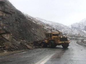 Hakkari-Van karayoluna düşen kayalar temizlendi
