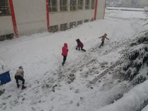 Hakkari’de Çocukların Kar Sevinci