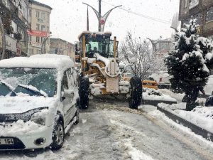 Hakkari’de Karla Mücadele Ekipleri İş Başında