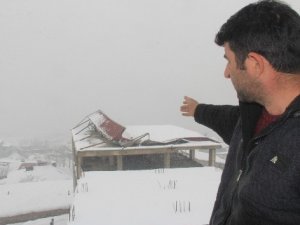 Karın ağırlığına dayanamayan çatı çöktü