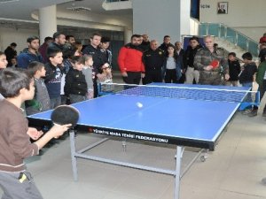 Vali Akbıyık, öğrencilerle tenis oynadı